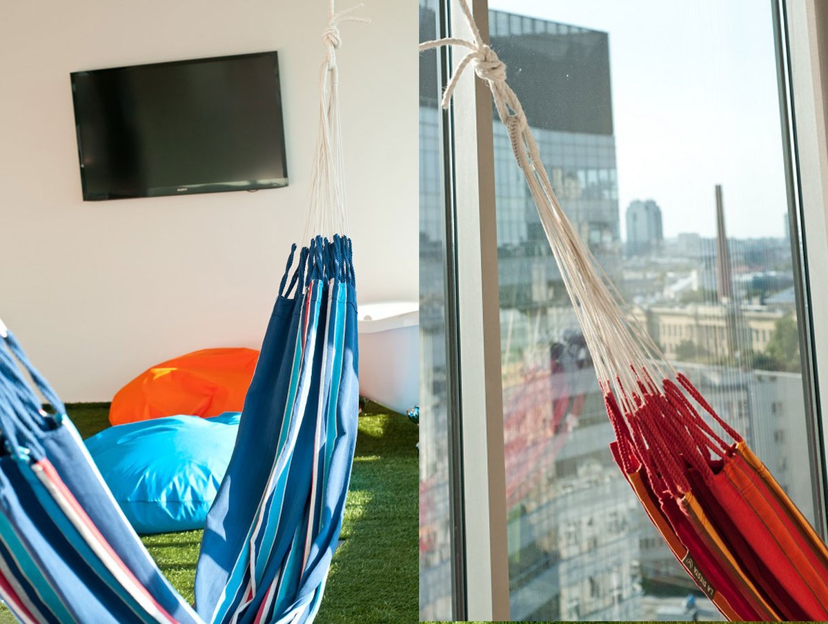 Hamaki i pufy sako w strefie chill out — sala warsztatowa w Zebra Tower, Warszawa
