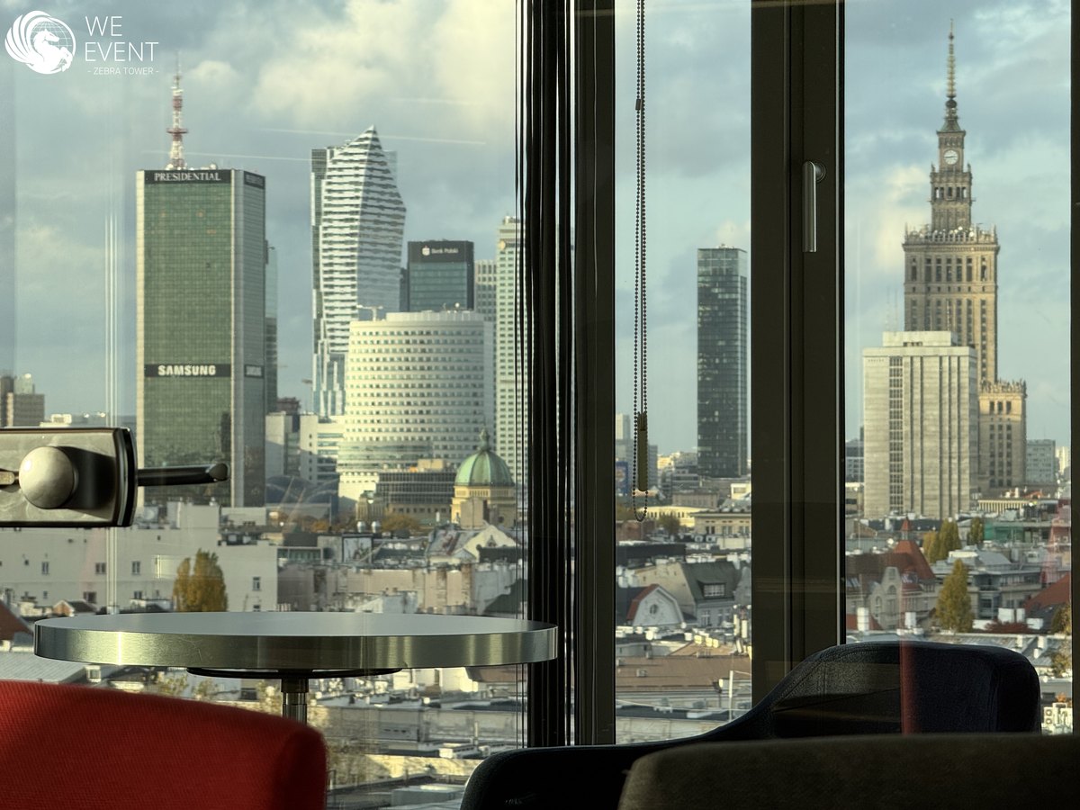 Panorama Warszawy z 12. piętra Zebra Tower — widok z sali konferencyjnej przy Mokotowskiej 1