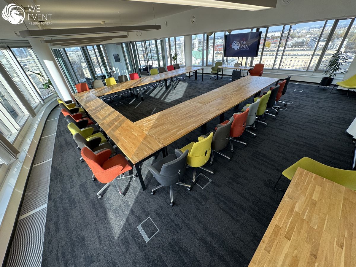 Układ U w sali konferencyjnej z panoramą Warszawy — Zebra Tower, 12. piętro