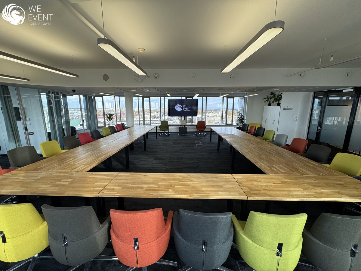 Sala konferencyjna Warszawa — układ U z kolorowymi fotelami — 100 m² w Zebra Tower, Mokotowska 1