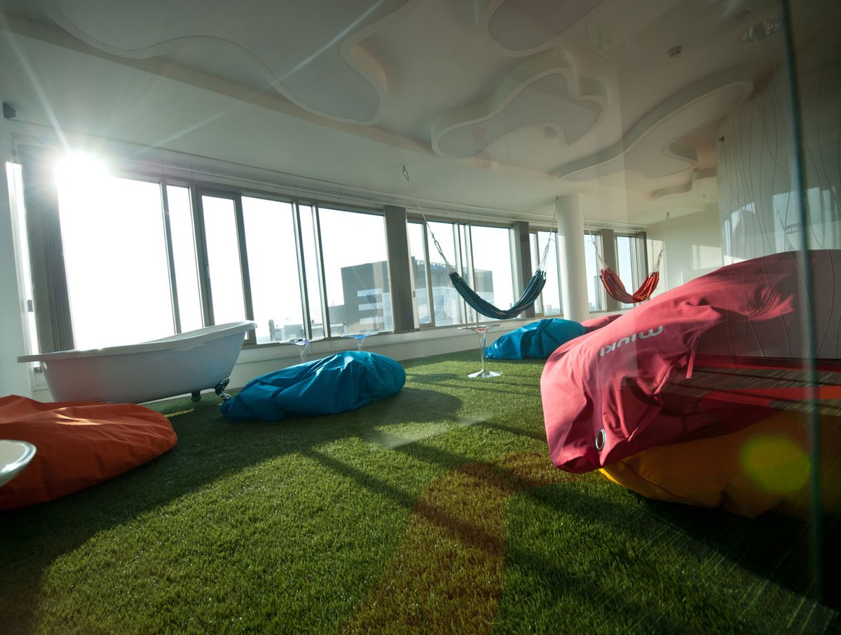 Sala warsztatowa z pufami sako — strefa chill out na 12. piętrze Zebra Tower, Warszawa Śródmieście